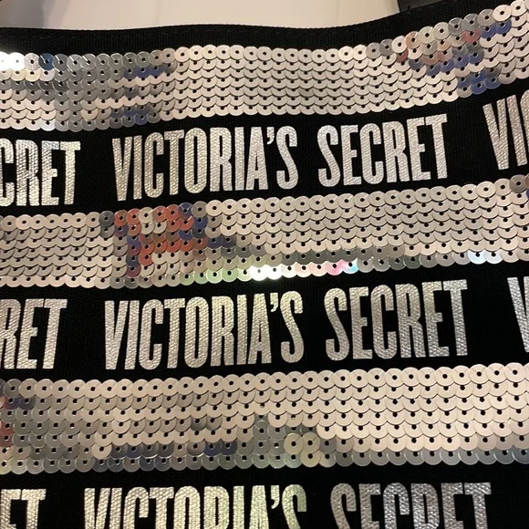 Victoria’s Secret sparkle tote bag comes with small cosmetic bag - Picture 3 of 7